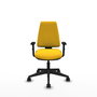 Silla de oficina Elche con mecanismo Asincro tapizada con Similpiel color Amarillo. Equipada con Base piramidal negra, Brazos 1D y Ruedas 65mm nailon