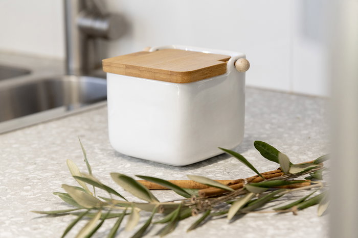 Vessia Salero Cerámica Blanco con Tapa de Bambú 800 ml, Dimensiones 14.5x11x11.5 cm, Capacidad 800 ml (Set de 6)