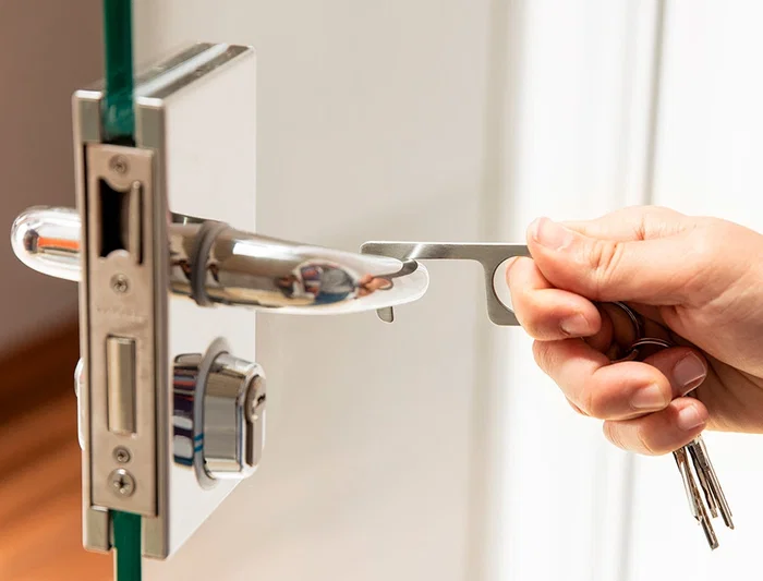 Blanca Llavero Higiénico Anticontacto Acero Inoxidable 3,20x7,60 cm para Evitar Tocar Superficies Blanca Llavero Higiénico Anticontacto Acero Inoxidable 3,20x7,60 cm para Evitar Tocar Superficies