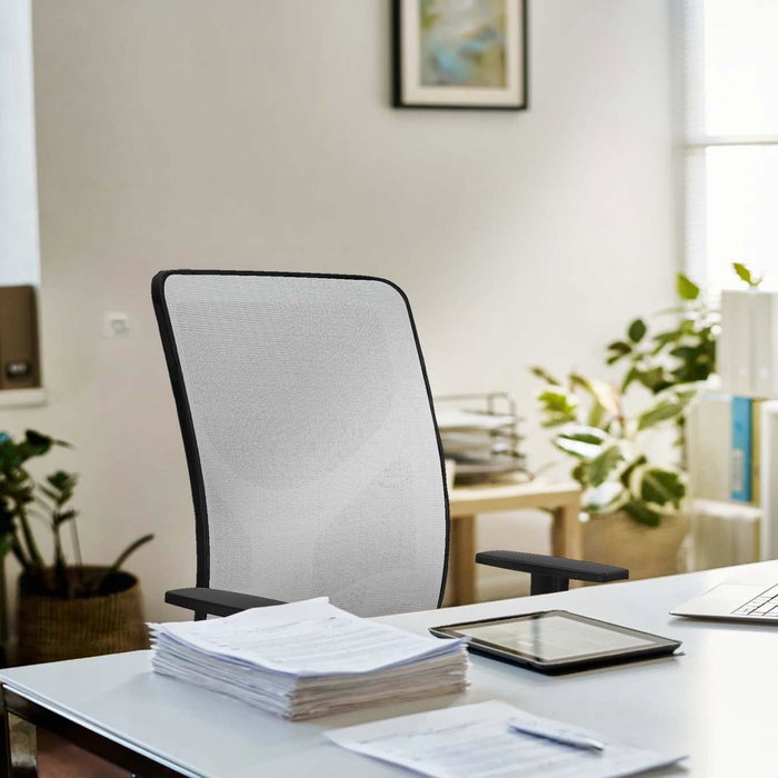 Silla de oficina Motilla con mecanismo Sincro tapizada con Tela color Granate y malla color negra. Equipada con lumbar 1D, Brazos 1D y Ruedas 65mm nailon