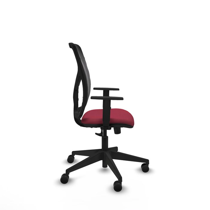 Silla de oficina Motilla con mecanismo Sincro tapizada con Tela color Granate y malla color negra. Equipada con lumbar 1D, Brazos 1D y Ruedas 65mm nailon
