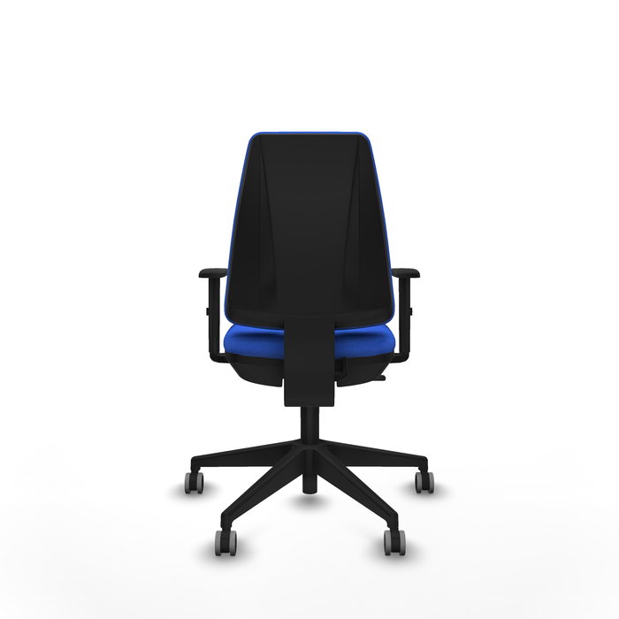 Silla de oficina Elche con mecanismo Contacto permanente básico tapizada con Tela color Azul. Equipada con Base piramidal negra, Brazos 1D y Ruedas 65 mm parqué