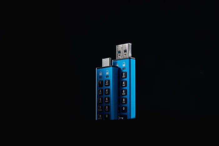 Kingston IronKey Keypad 200 KP200/16GB - Unidad USB 3.2 Tipo A 16 GB Cifrado Hardware FIPS 140-3 Nivel 3