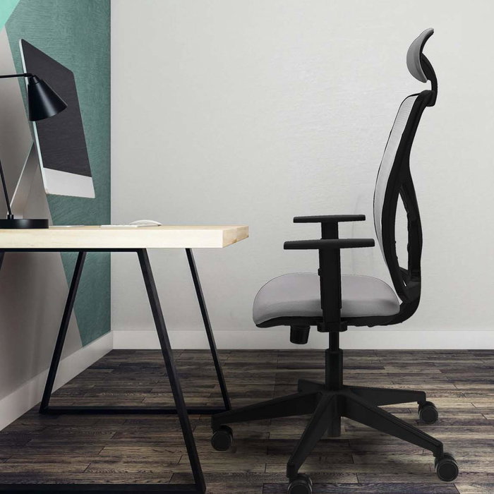 Silla de oficina Motilla con mecanismo Sincro tapizada con Tela color Morado y malla color Gris. Equipada con lumbar 1D, Brazos 1D, Cabecero Fijo y Ruedas 65mm nailon