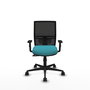 Silla de oficina Yunquera con mecanismo Sincro tapizada con Tela color Turquesa y malla color Negro. Equipada con lumbar 1D, Brazos 1D y Ruedas 65mm nailon