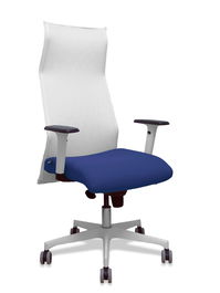 Sillón Albacete con mecanismo Sincro tapizada con Tela color Azul marino y malla color Blanco. Equipado con Base poliamida blanca, Brazos 1D y Ruedas 65 mm parqué