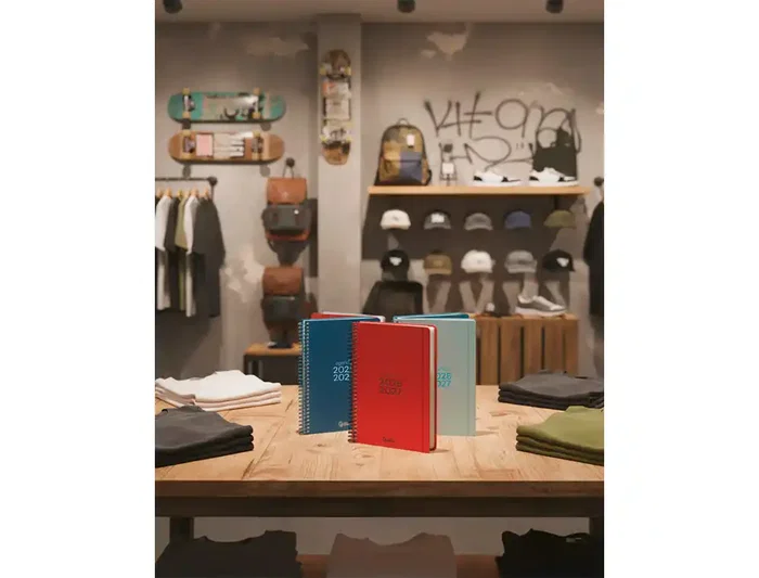 Liderpapel Agenda Escolar 2026-2027 Bilingüe A5 Espiral Basic Semana Vista Color Morado, Papel FSC 70g, Con Calendario y Horario