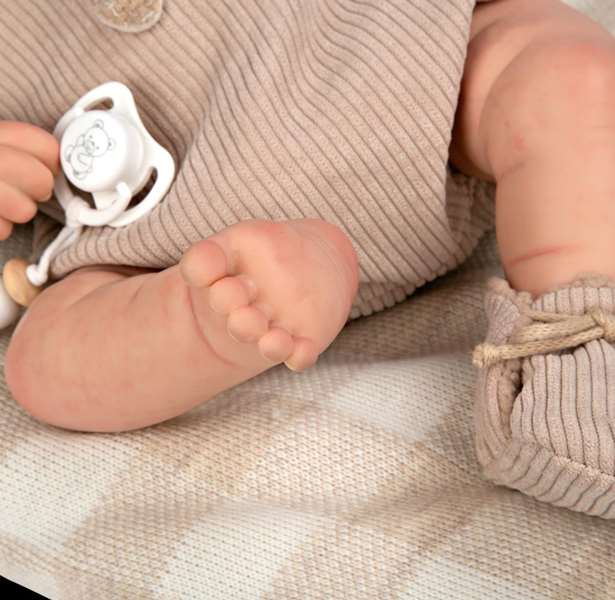 Muñecas Arias Muñeco Reborn Ruben c/cojin, Cuerpo Blando 45 cm