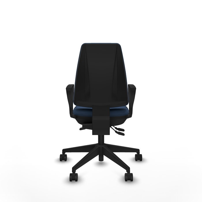 Silla de oficina Elche con mecanismo Asincro tapizada con Similpiel color Azul marino. Equipada con Base piramidal negra, Brazos fijos y Ruedas 65mm nailon