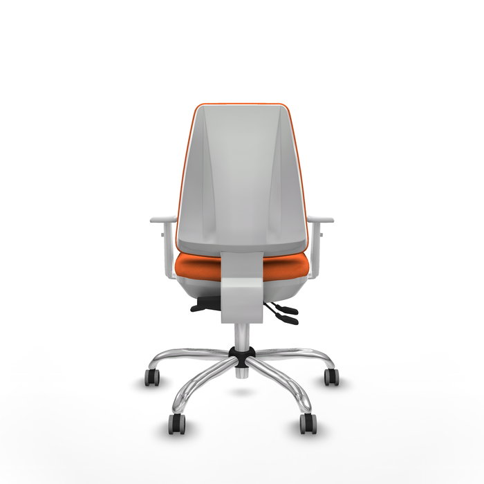 Silla de oficina Elche con mecanismo Asincro tapizada con Tela color Naranja. Equipada con Base cromada, Reposabrazos blancos y Ruedas 65 mm parqué