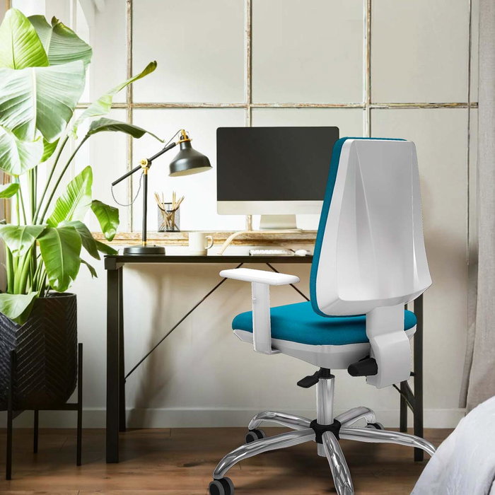 Silla de oficina Elche con mecanismo Asincro tapizada con Tela color Naranja. Equipada con Base cromada, Reposabrazos blancos y Ruedas 65 mm parqué