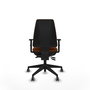Silla de oficina Elche con mecanismo Asincro tapizada con Similpiel color Marrón. Equipada con Base piramidal negra, Brazos 1D y Ruedas 65 mm parqué