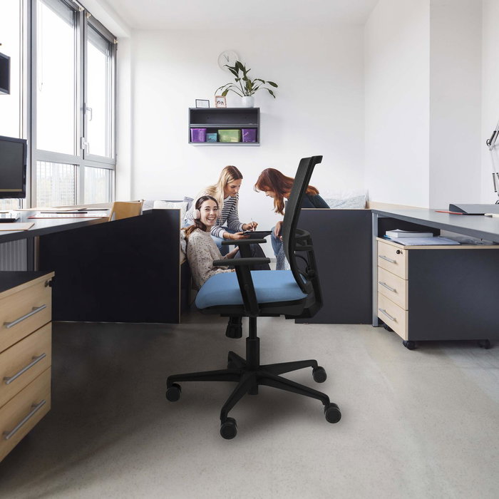 Silla de oficina Yunquera con mecanismo Sincro tapizada con Tela color Lila y malla color Negro. Equipada con lumbar 1D, Brazos 1D y Ruedas 65mm nailon