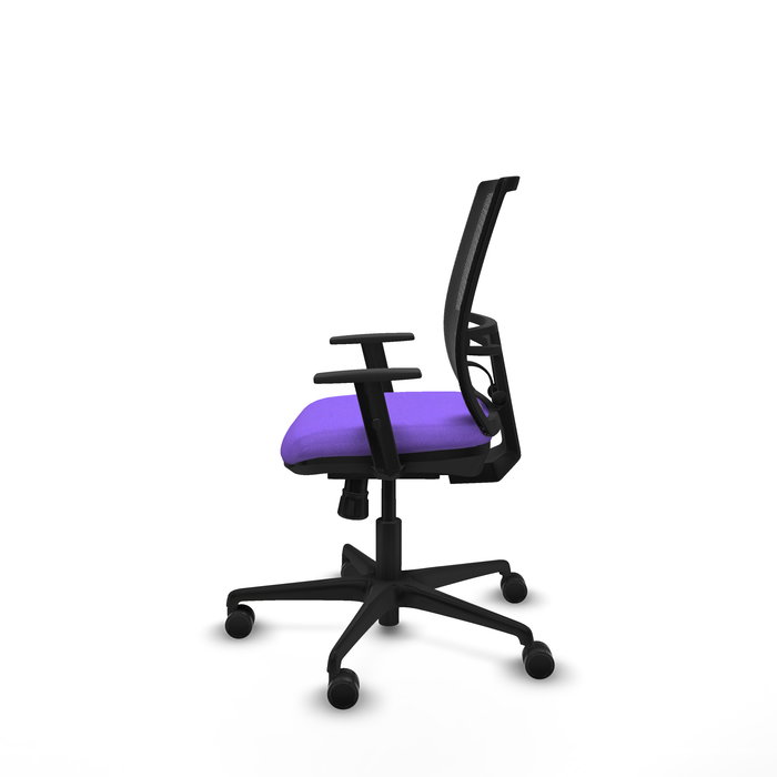Silla de oficina Yunquera con mecanismo Sincro tapizada con Tela color Lila y malla color Negro. Equipada con lumbar 1D, Brazos 1D y Ruedas 65mm nailon