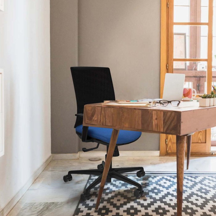 Silla de oficina Yunquera con mecanismo Sincro tapizada con Tela color Lila y malla color Negro. Equipada con lumbar 1D, Brazos 1D y Ruedas 65mm nailon