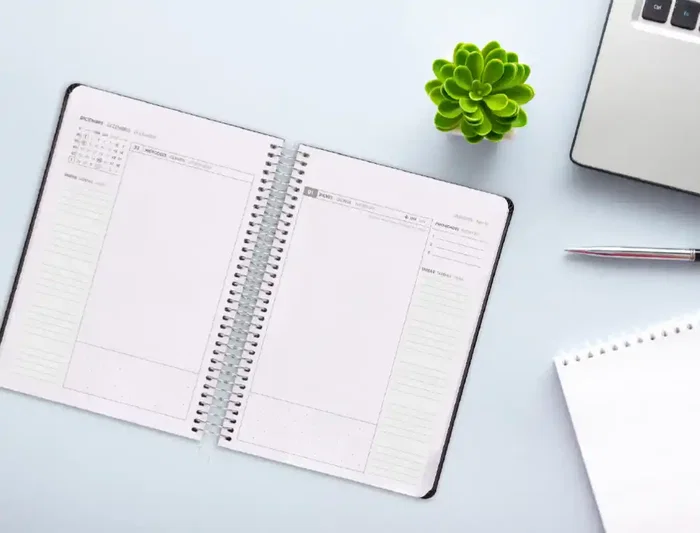 Antartik Agenda Espiral Essentials 2026, A5+, Día Página, Papel 80g FSC, Colección Essentials, 27x216x123 mm