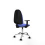 Silla de oficina Algarra con mecanismo Contacto permanente básico tapizada con Tela color Azul claro. Equipada con Base cromada, Brazos 1D y Ruedas autofrenantes