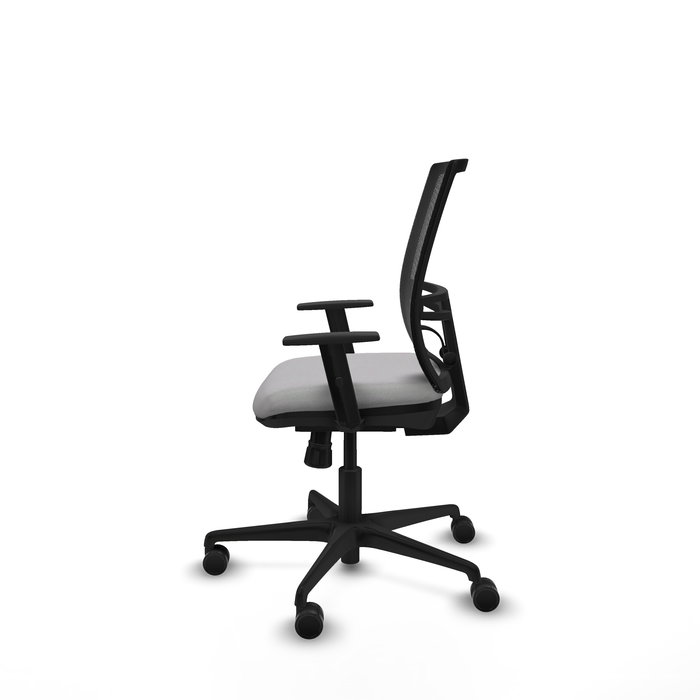 Silla de oficina Yunquera con mecanismo Sincro tapizada con Tela color Gris claro y malla color Negro. Equipada con lumbar 1D, Brazos 1D y Ruedas 65mm nailon