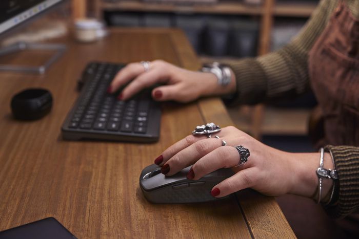 HP 460 Teclado Bluetooth Multi-Dispositivo, Conectividad para Tres Dispositivos, Tamaño Completo con Teclado Numérico, Resistente a Derrames