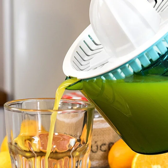 Cecotec ZitrusEasy Basic Exprimidor Eléctrico con Brazo de 40W, Capacidad 1 Litro para Naranjas y Cítricos, Transparente Turquesa y Blanco