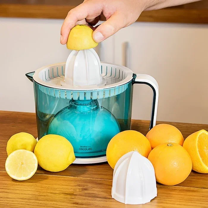 Cecotec ZitrusEasy Basic Exprimidor Eléctrico con Brazo de 40W, Capacidad 1 Litro para Naranjas y Cítricos, Transparente Turquesa y Blanco