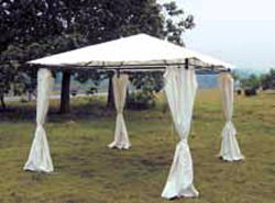 BAMBU Pérgola de metal fija de 3,0x3,0x2,5 mts con cortina lateral blanca