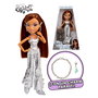 MGA Muñeca Bratz Styilin' Charmz - Yasmin 599340, con ropa de tela brillante, piel sintética, lentejuelas y charm 25 Aniversario, para +6 años