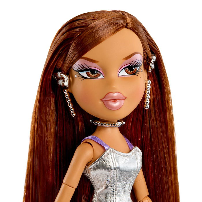 MGA Muñeca Bratz Styilin' Charmz - Yasmin 599340, con ropa de tela brillante, piel sintética, lentejuelas y charm 25 Aniversario, para +6 años MGA Muñeca Bratz Styilin' Charmz - Yasmin 599340, con ropa de tela brillante, piel sintética, lentejuelas y charm 25 Aniversario, para +6 años