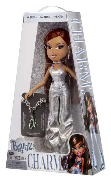 MGA Muñeca Bratz Stylin' Charmz Yasmin con look brillante y charm 25 aniversario MGA Muñeca Bratz Stylin' Charmz Yasmin con look brillante y charm 25 aniversario