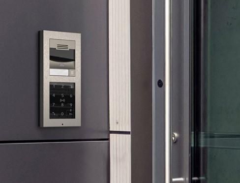 2N IP Verso Lector de Tarjetas RFID y NFC con Teclado Táctil y Bluetooth