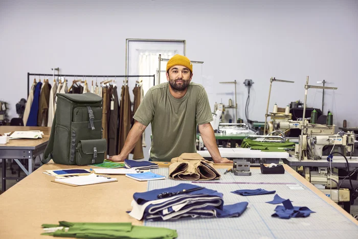 HP Mochila Modular para Portátil 9J4C1AA, 15.6 Pulgadas (39.6 cm) - Convertible en Funda y Bolsa, 27L, Resistente al Agua, Verde y Gris