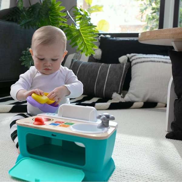 Hape Cocina de Madera con Pilas para Niños Cocina Conmigo, Juguete de Cocina, Dimensiones 27.5x24x17.5 cm, Edad Recomendada 36 meses