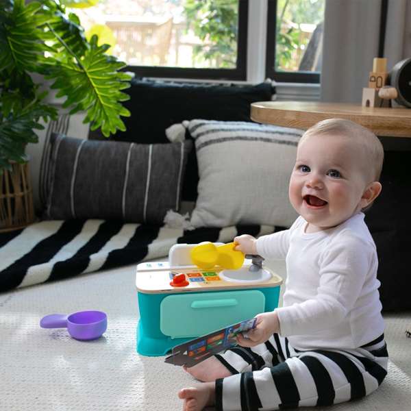 Hape Cocina de Madera con Pilas para Niños Cocina Conmigo, Juguete de Cocina, Dimensiones 27.5x24x17.5 cm, Edad Recomendada 36 meses