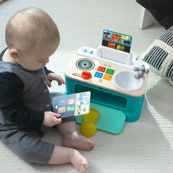 Hape Cocina de Madera con Pilas para Niños Cocina Conmigo, Juguete de Cocina, Dimensiones 27.5x24x17.5 cm, Edad Recomendada 36 meses