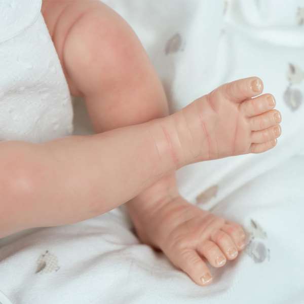 Muñecas Arias Muñeca Reborn bebé Noa, 40 cm, color beige, incluye manta de invierno, juguete para niñas a partir de 3 años