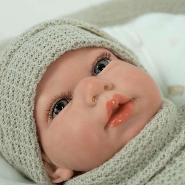 Muñecas Arias Muñeca Reborn bebé Noa, 40 cm, color beige, incluye manta de invierno, juguete para niñas a partir de 3 años