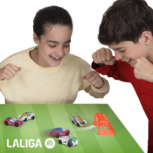 Imc Toys Turbo Champs LaLiga Versus Pk Soccer Pack 2 Coches con Balón y Porterías 8x4x4 cm
