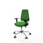 Silla de oficina Elche con mecanismo Asincro tapizada con Tela color Verde. Equipada con Base cromada, Brazos 1D y Ruedas 65 mm parqué
