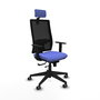 Silla de oficina Horna con mecanismo Sincro/Traslack tapizada con Tela color Azul claro y malla color Negro. Equipada con lumbar 1D, Brazos 1D, Cabecero 2D y Ruedas 65 mm parqué