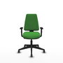 Silla de oficina Elche con mecanismo Contacto permanente básico tapizada con Tela color Verde. Equipada con Base piramidal negra, Brazos 1D y Ruedas 65 mm parqué