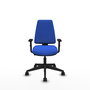 Silla de oficina Elche con mecanismo Contacto permanente básico tapizada con Tela color Azul. Equipada con Base piramidal negra, Brazos 1D y Ruedas 65mm nailon