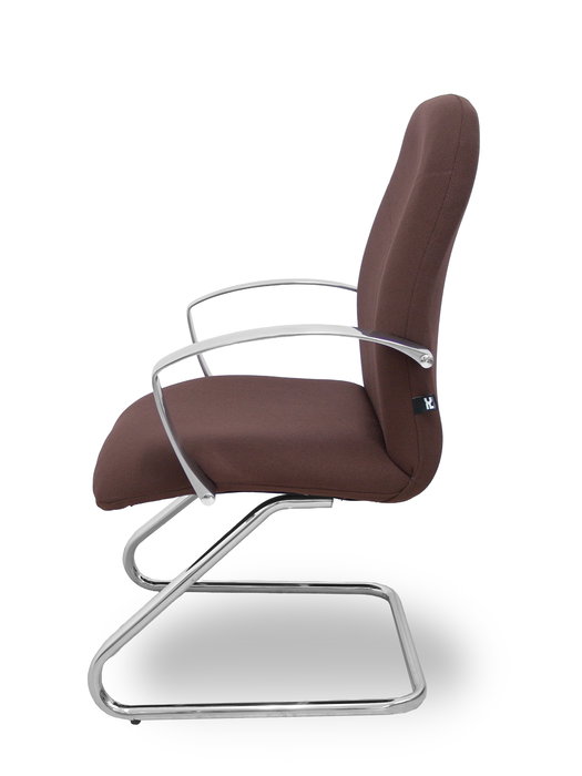 Silla Caudete confidente tapizada con Tela color Marrón oscuro. Brazos fijos