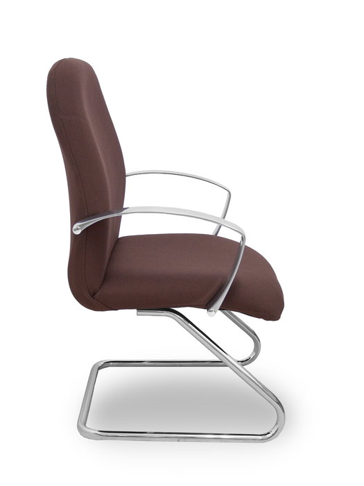 Silla Caudete confidente tapizada con Tela color Marrón oscuro. Brazos fijos