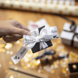 Brother TZER251 - Cinta de Tejido Satinado No Adhesiva para Rotuladoras P-Touch - 24 mm Ancho x 4 m Largo - Texto Negro/Fondo Blanco