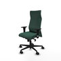 Sillón Albacete con mecanismo Sincro tapizada con Tela color Verde botella. Equipado con Base nailon negra, Brazos 1D y Ruedas 65mm nailon