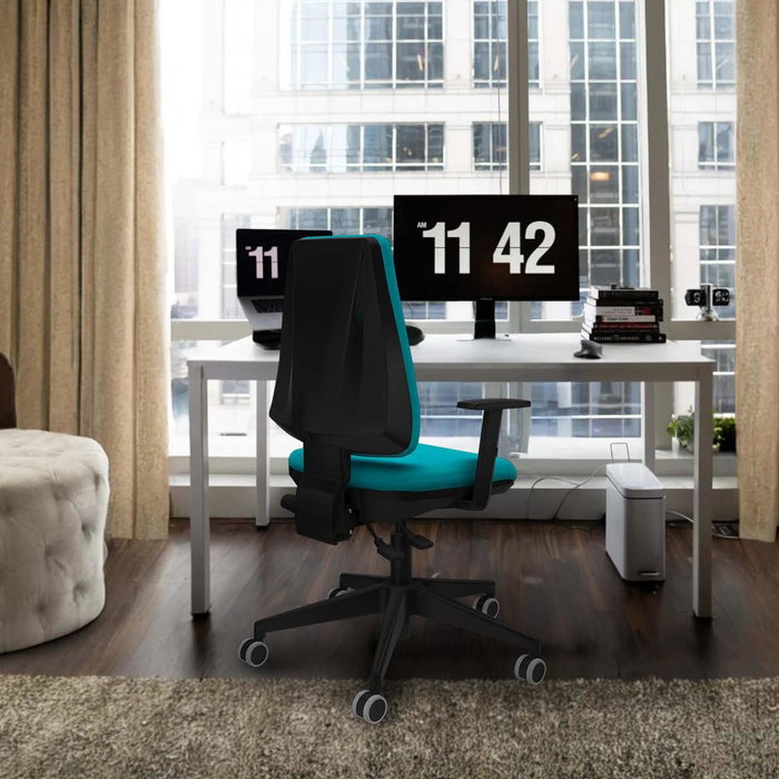 Silla de oficina Elche con mecanismo Asincro tapizada con Tela color Gris claro. Equipada con Base piramidal negra, Brazos 1D y Ruedas 65 mm parqué