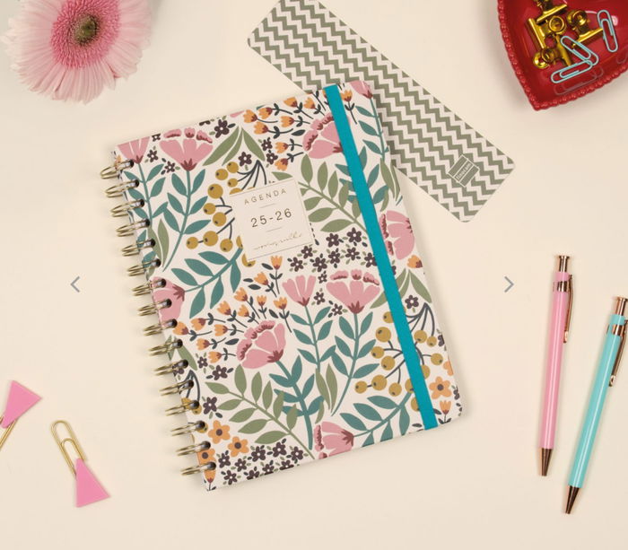 Finocam Agenda Escolar 2025-2026 Moniquilla E10-155x212 Semana Vista Horizontal Jardín A5 Tapa Dura Goma Elástica