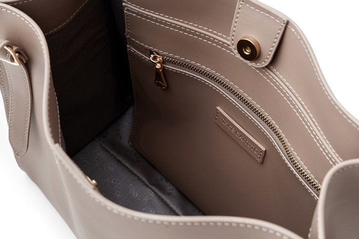 Vince Camuto Bolso Tote Palermo de Piel de Polivinilo Color Visón 35x15x27 cm