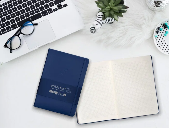 Antartik Cuaderno A5 Tapa Dura 100 Hojas Cuadriculadas Azul Marino 80gr FSC