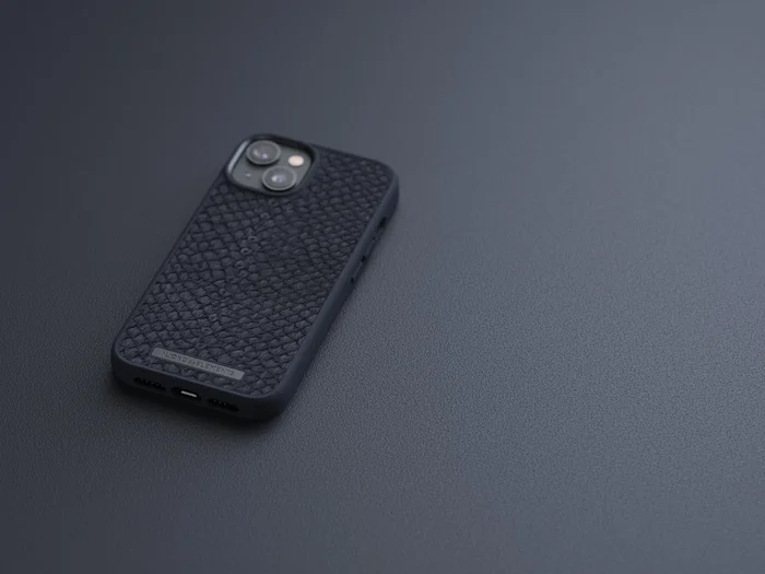 Njord byELEMENTS iPhone 14 (15.5 cm / 6.1") Funda MagSafe con Piel de Salmón - Negro - Protección contra Caídas hasta 2 m, Compatible con Carga Inalámbrica